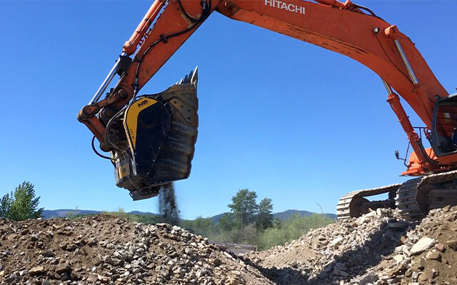 A crusher Bucket BF135.8 is preferred  over a crushing plant in order to recycle concrete