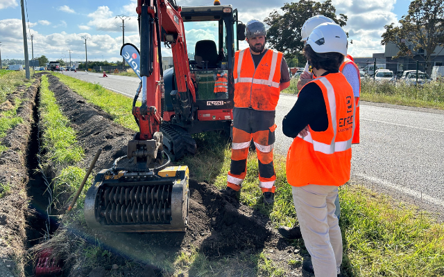 MB-HDS207 attachment screening spoil for reusable backfill on a utility project trench.